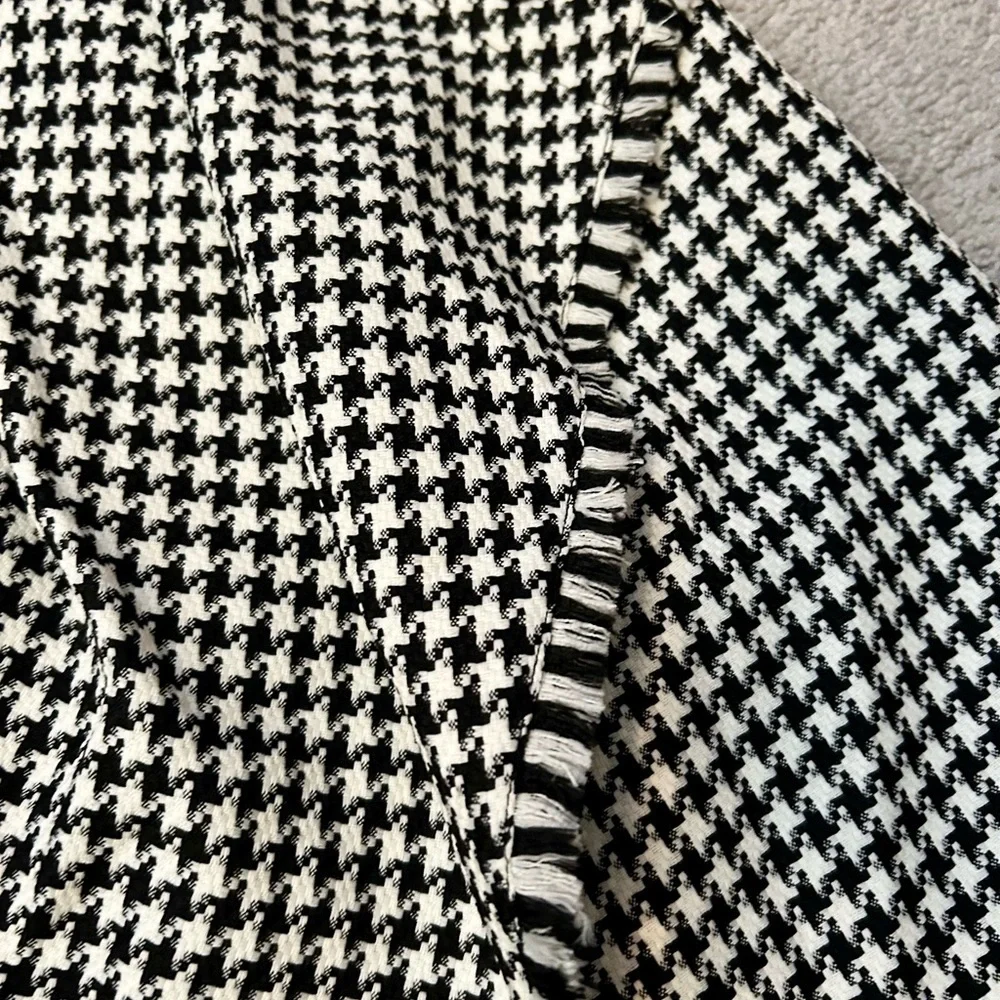 Tahari Houndstooth flare fringe edge Skirt women’s size 10 black white coquette